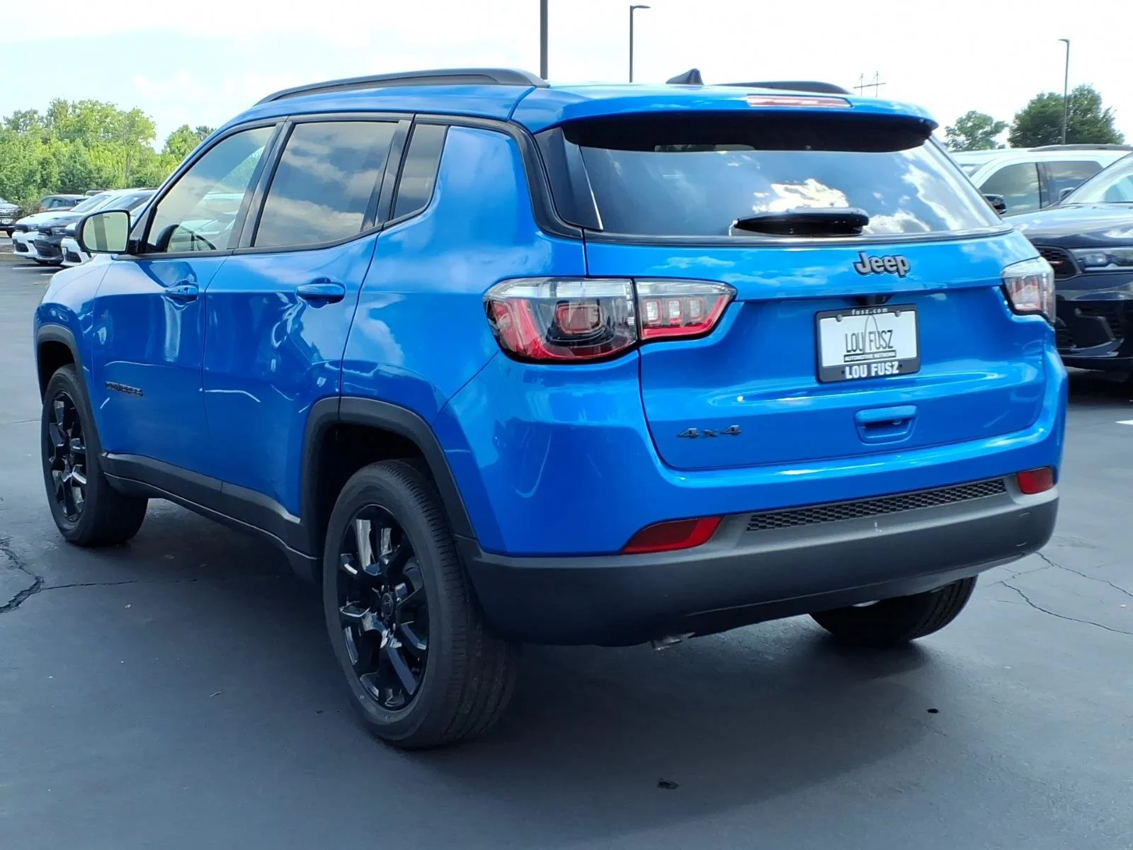 New 2026 Hydro Blue Pearl-Coat Exterior Paint Jeep Latitude image 4