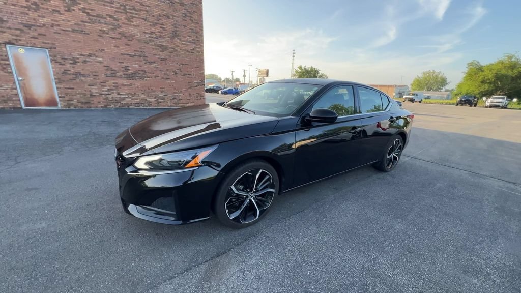 Used 2024 Black Nissan 2.5 SR image 4