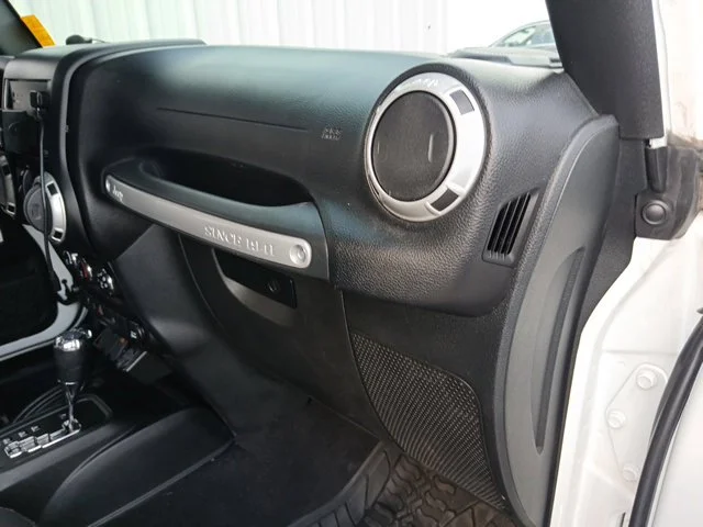 Used 2018 White Jeep Unlimited Sahara image 28
