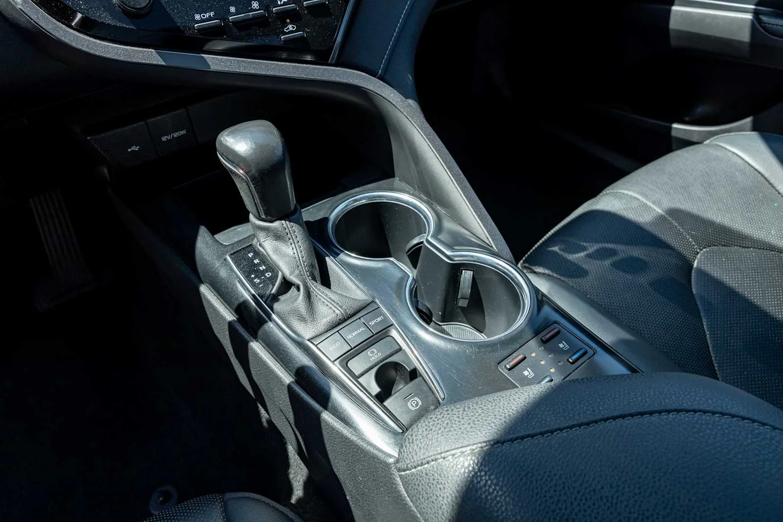 Used 2020 Wind Chill Pearl Toyota XSE V6 image 22