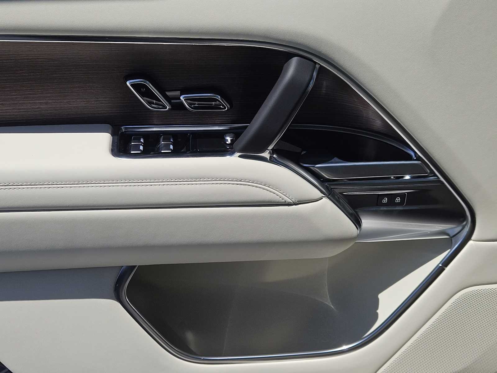 New 2026 Varesine Blue LAND ROVER SE image 21