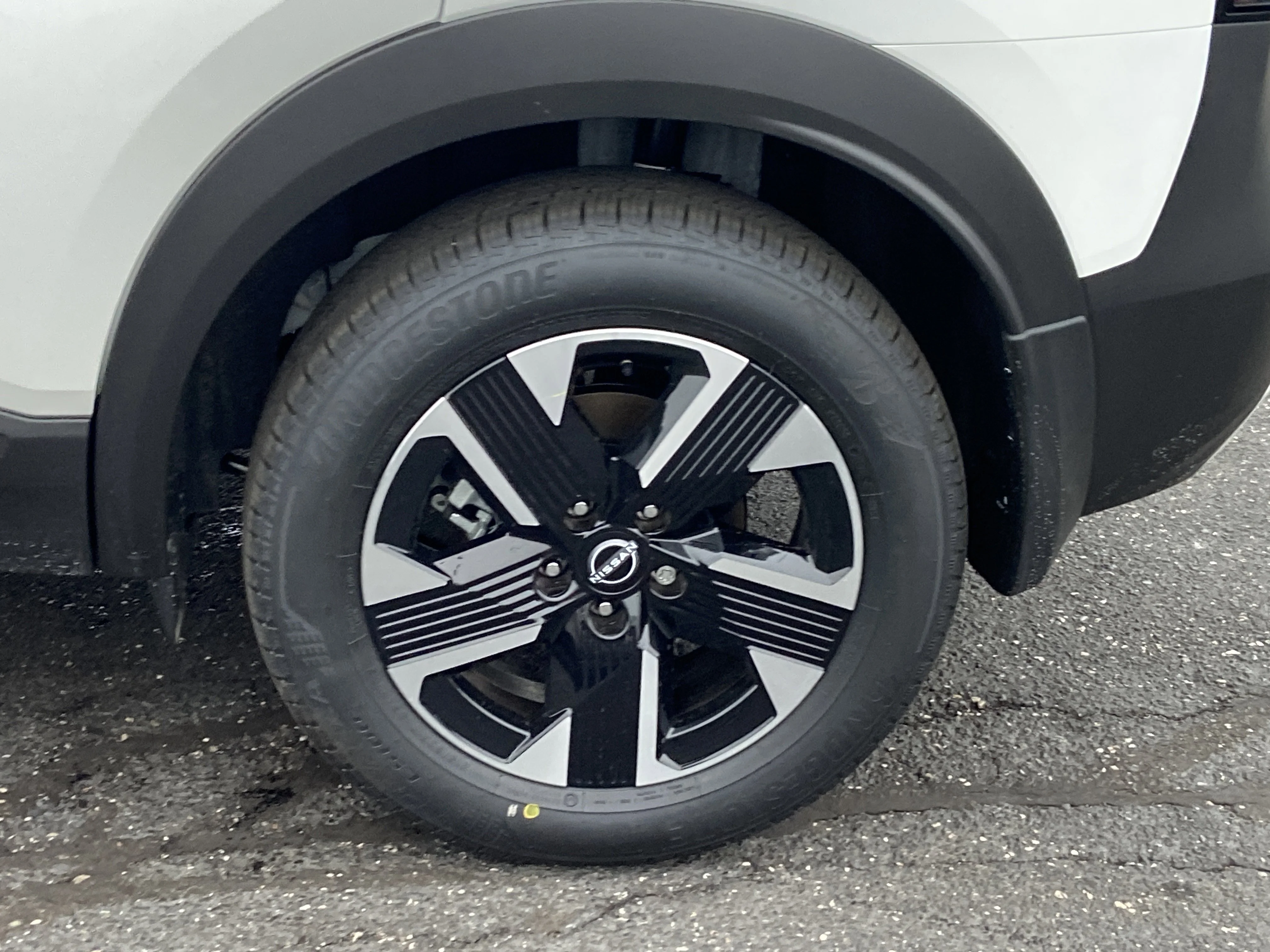 New 2026 Aspen White Tricoat/Super Black Nissan SV image 9