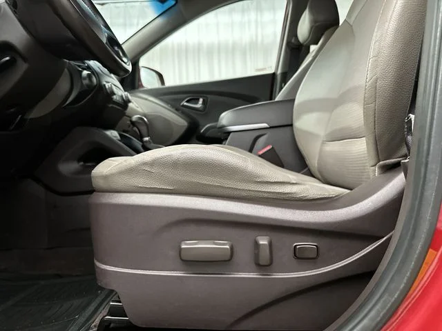 Used 2015 Red Hyundai SE image 17
