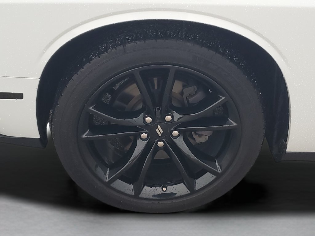 Used 2018 White Dodge SXT image 25