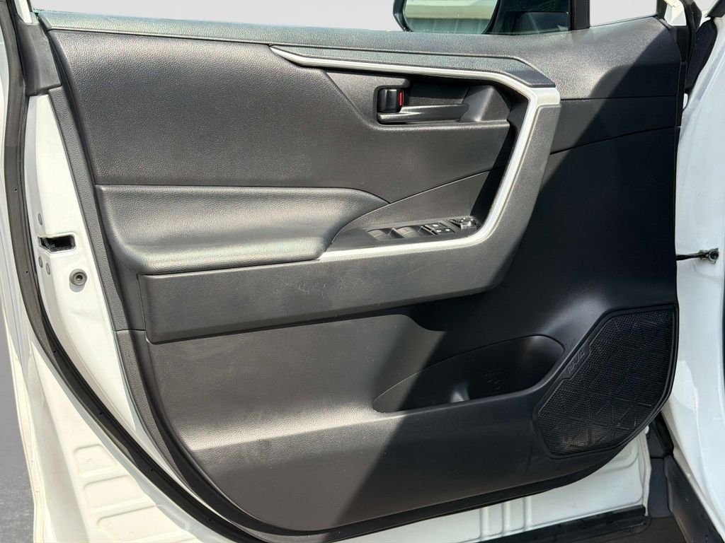 Used 2022 White Toyota LE image 18