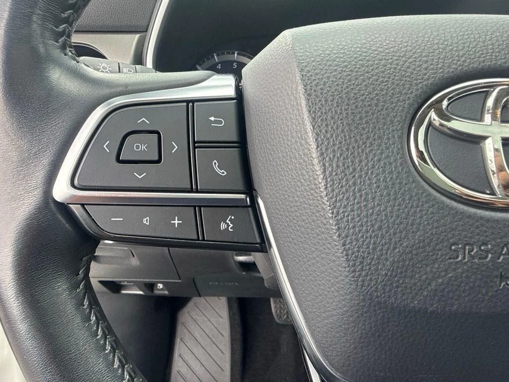 Used 2020 White Toyota XLE image 15