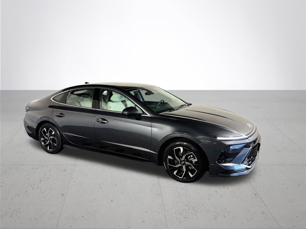 Used 2025 Gray Hyundai SEL image 4