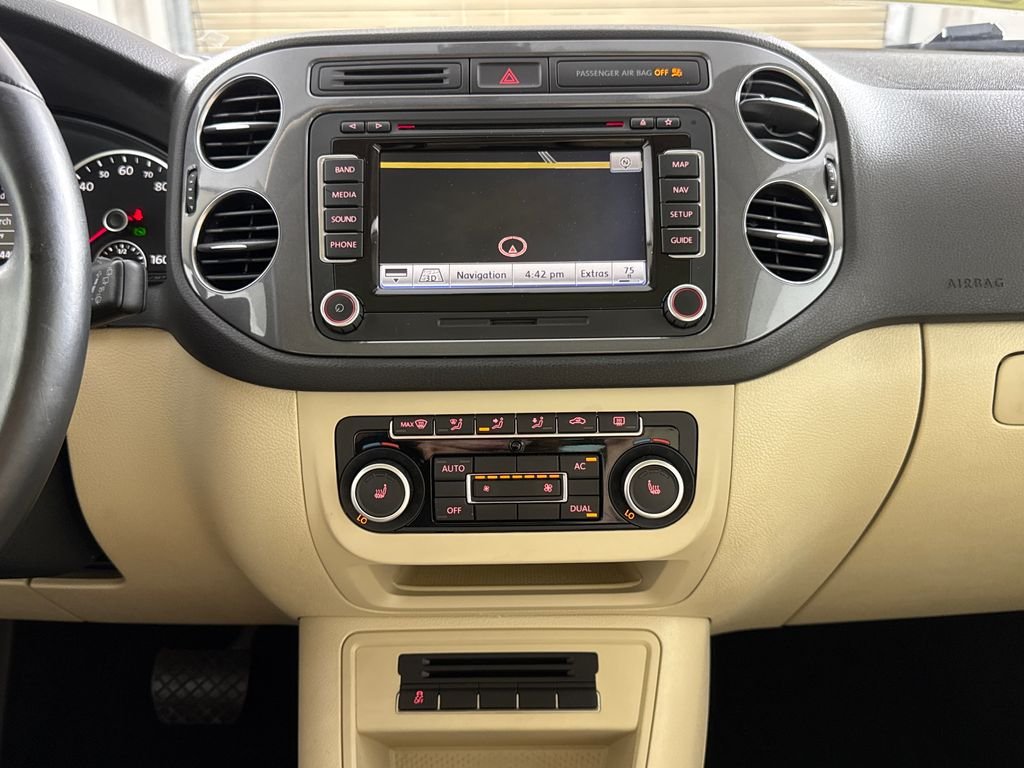 Used 2012  Volkswagen S image 17
