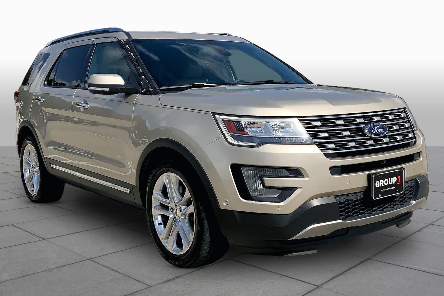 Used 2017 White Gold Metallic Ford Limited image 3