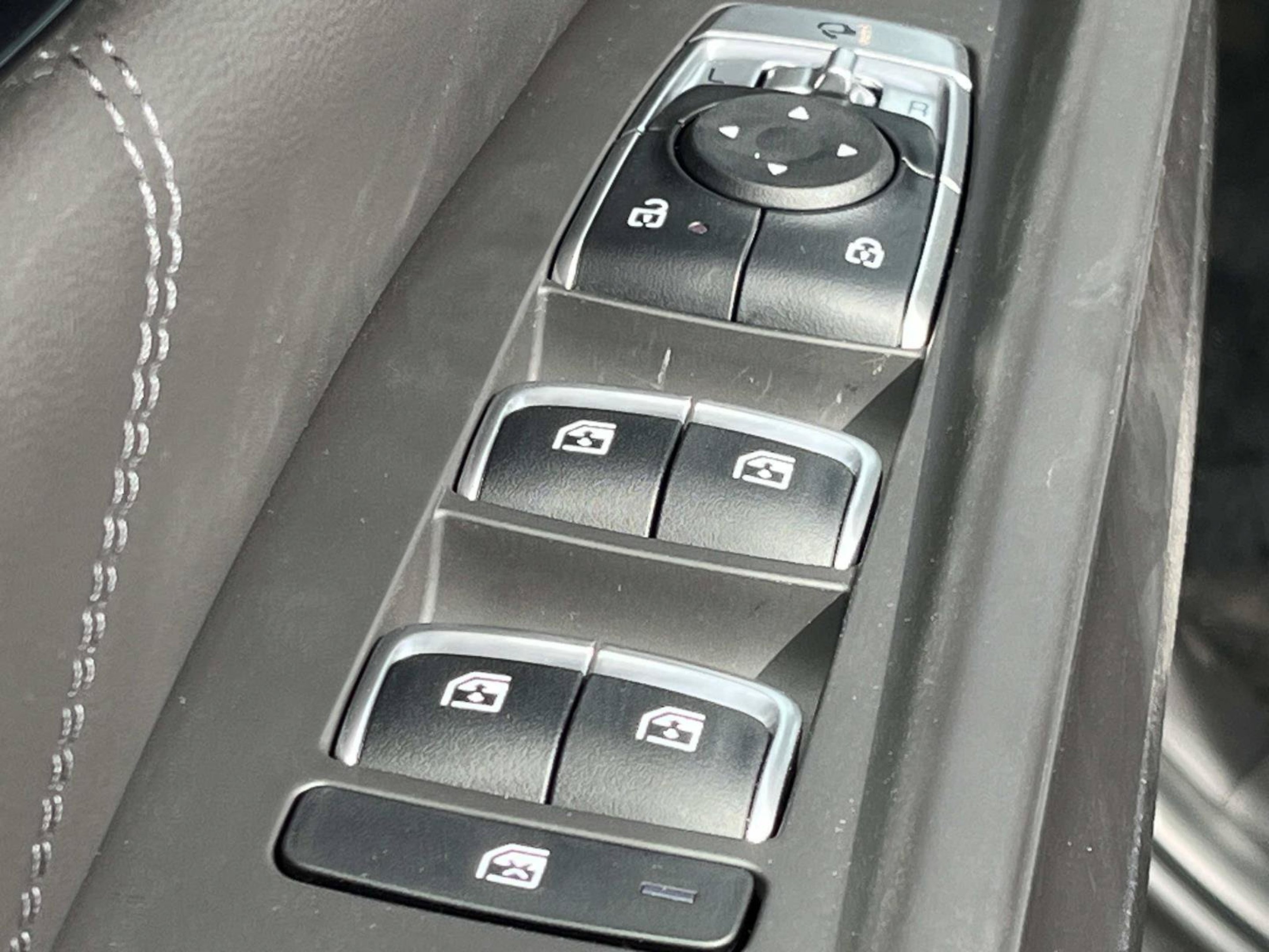 New 2027 Ceramic Silver Kia SX Prestige image 22