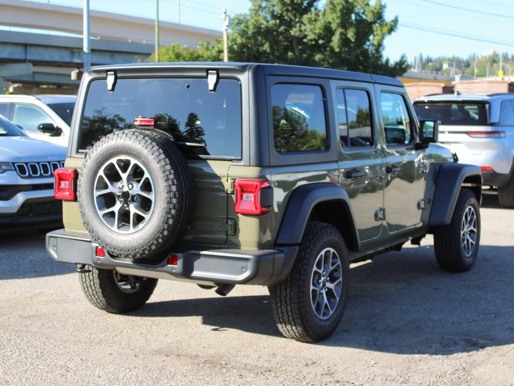 Used 2025 41 Jeep Sport S* 4 Door 4x4, Alpine Audio, Safety Group, Remote Start, Heated Seats image 5