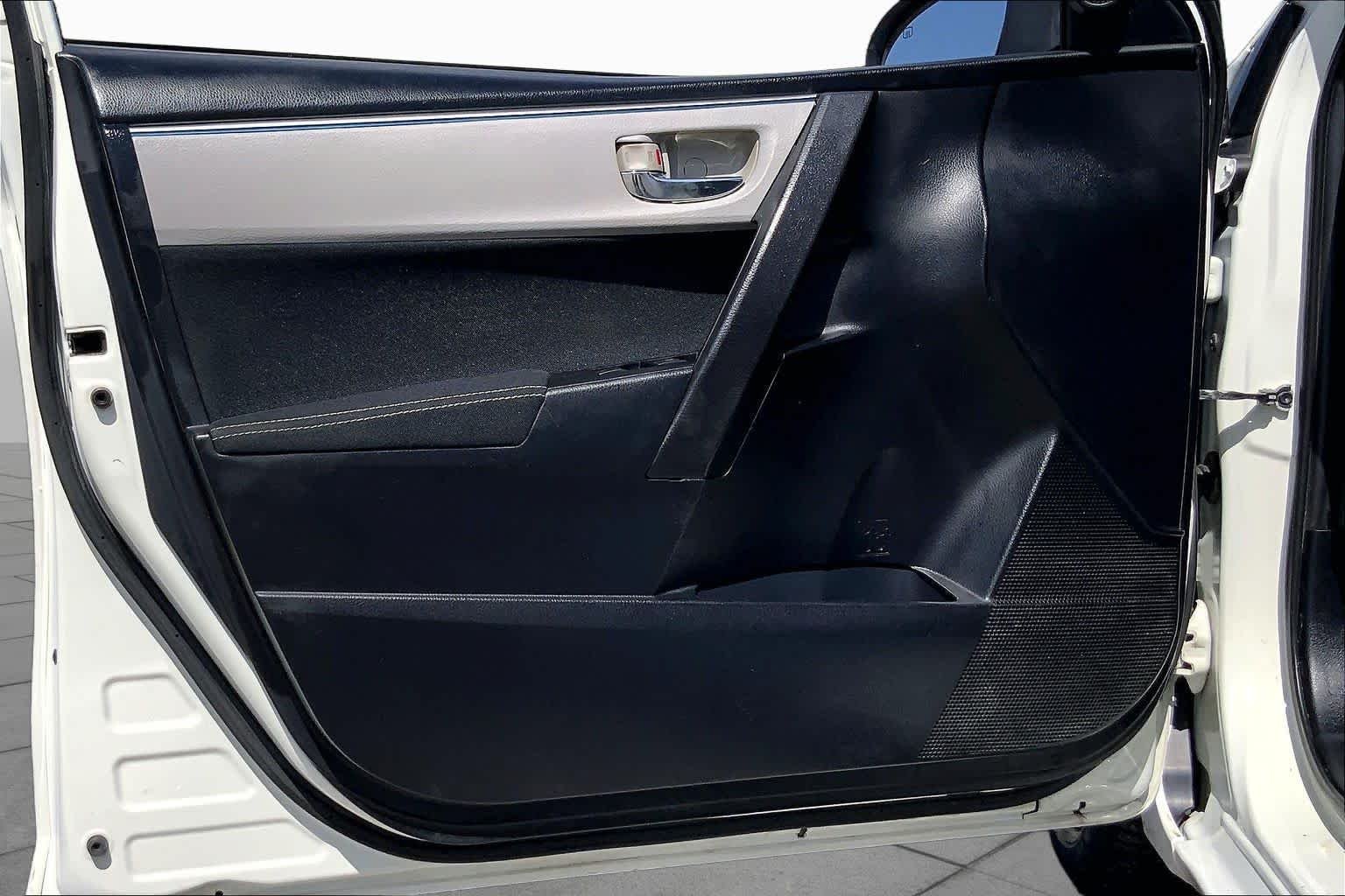 Used 2015 Super White Toyota LE image 21