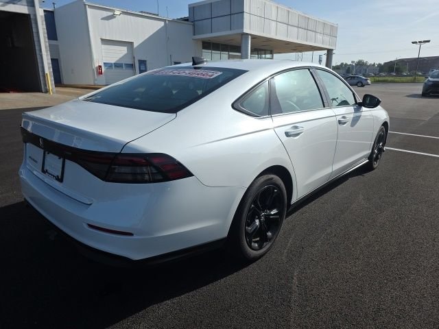 Used 2025 Platinum White Pearl Honda SE image 4