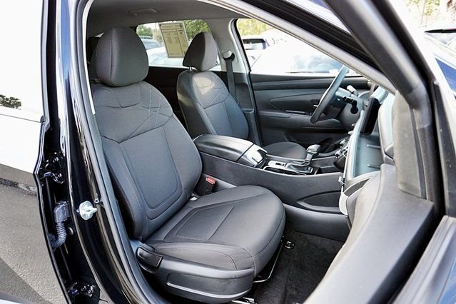 Used 2025 Black Hyundai SE image 12