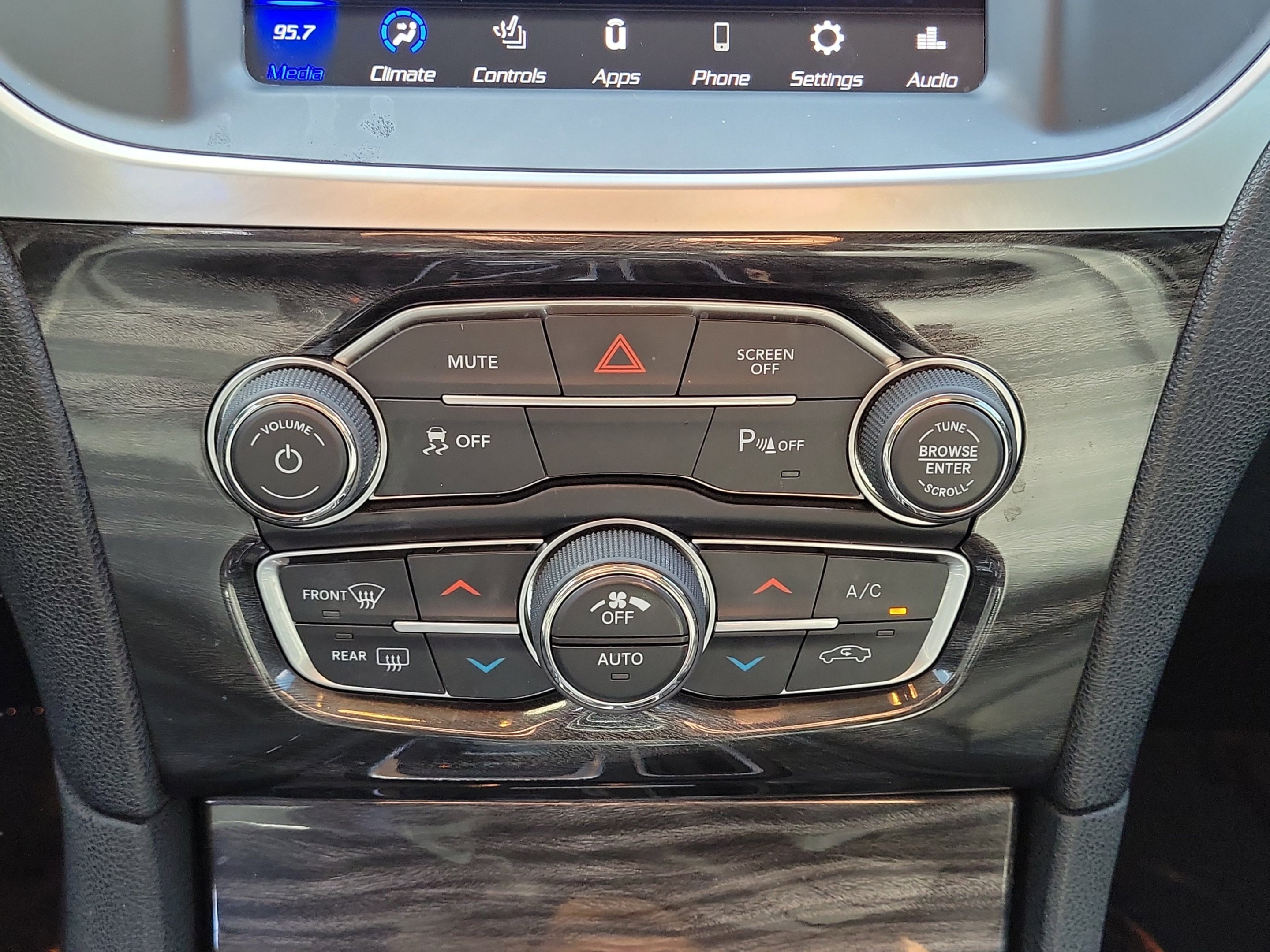 Used 2022 Bright White Clearcoat Chrysler Touring image 15