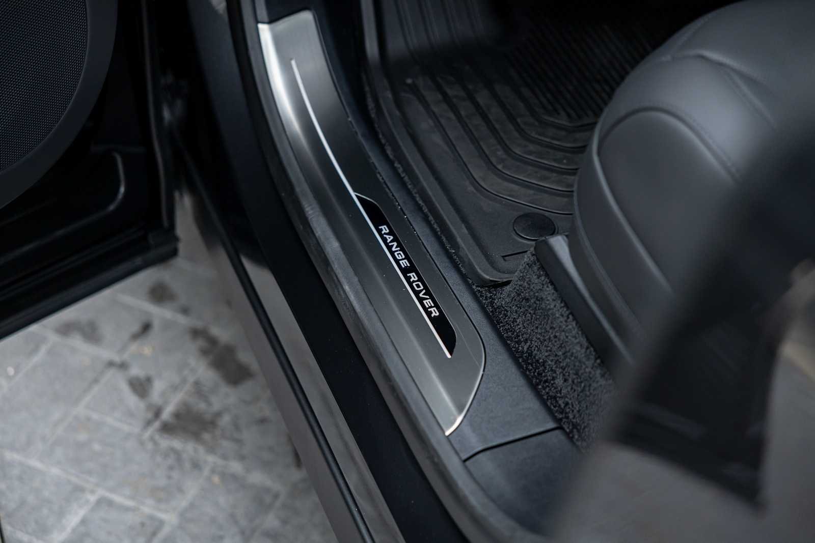 New 2026 Carpathian Grey Land Rover SE image 13