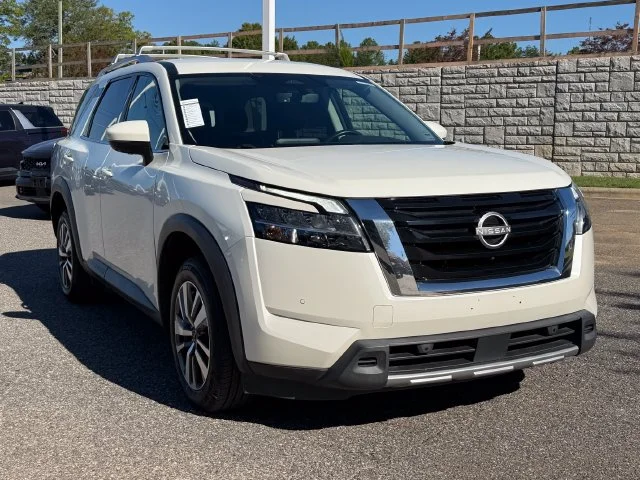 Used 2023 Pearl White Nissan SL image 7