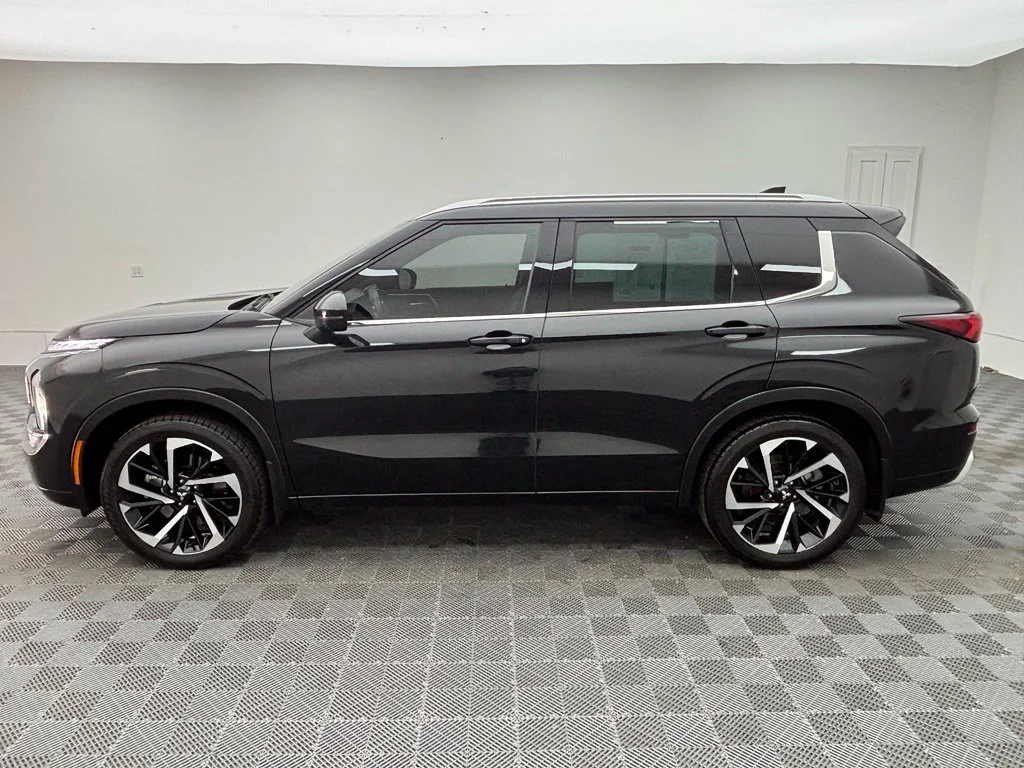 Used 2022 Black Mitsubishi SEL image 13