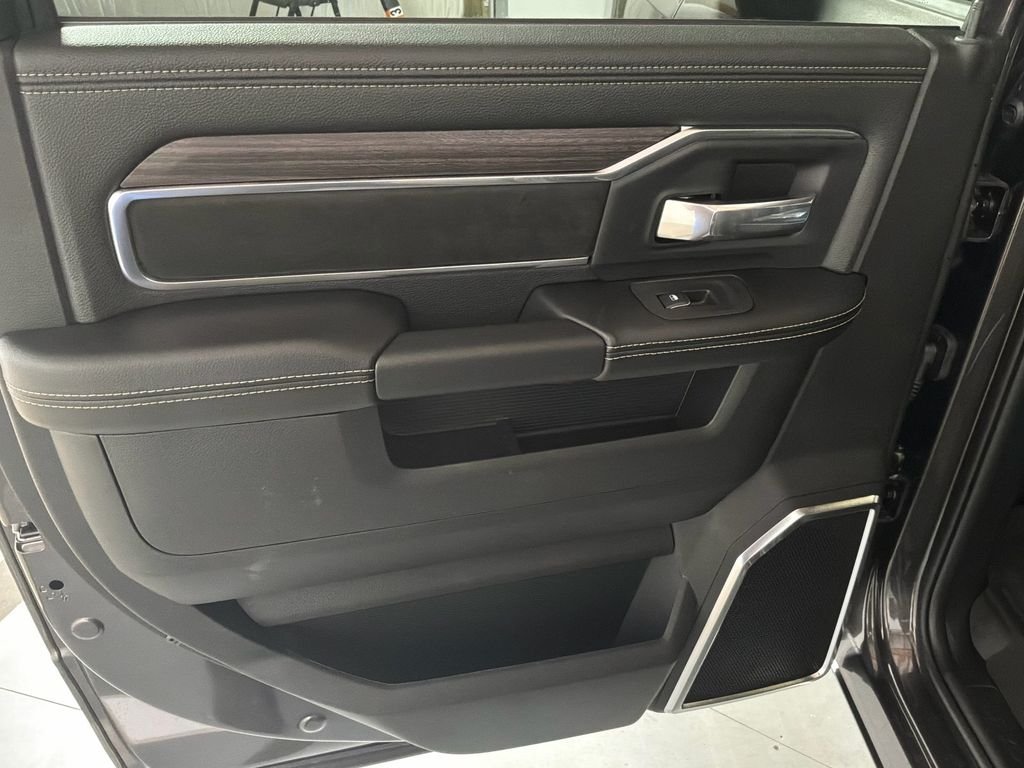 New 2026 Granite Crystal Metallic Clear-Coat Exterior Paint RAM Laramie image 15