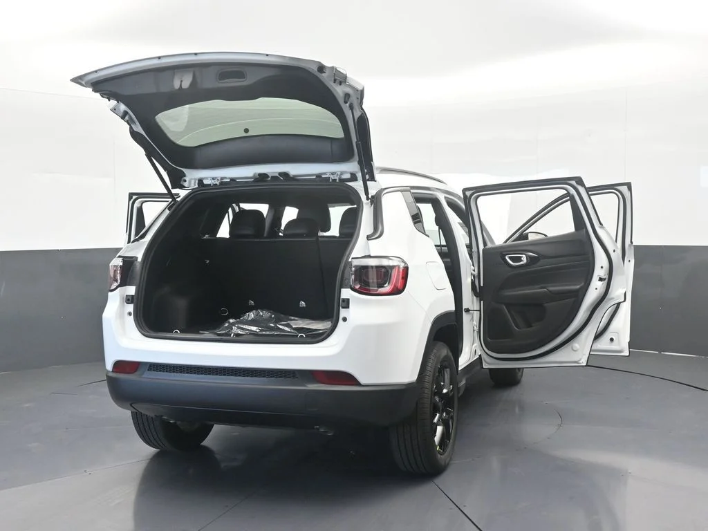 New 2026 Bright White Clear-Coat Exterior Paint Jeep Latitude image 67