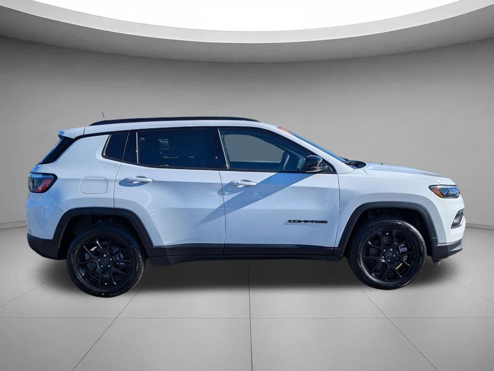 New 2026 Bright White Clear-Coat Exterior Paint Jeep Latitude Altitude image 5