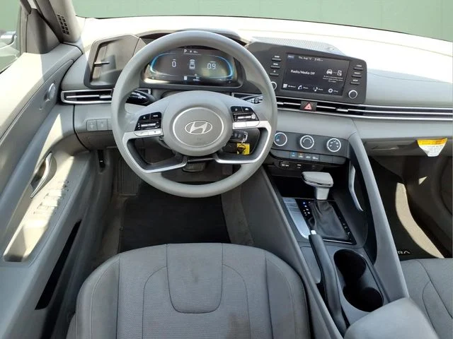 Used 2025 White Hyundai SE image 18