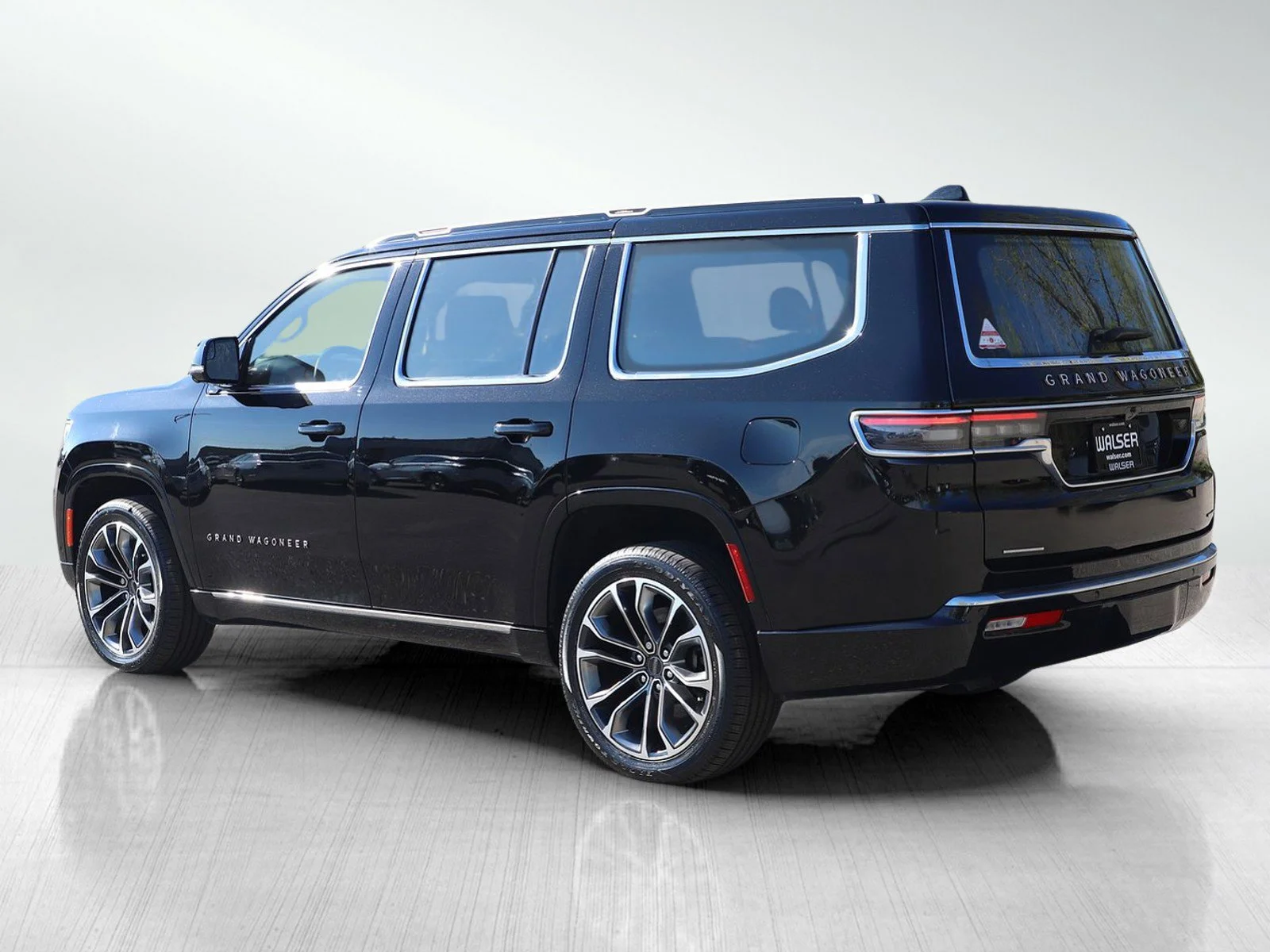 Used 2022 Diamond Black Crystal Pearlcoat Jeep Series III image 4
