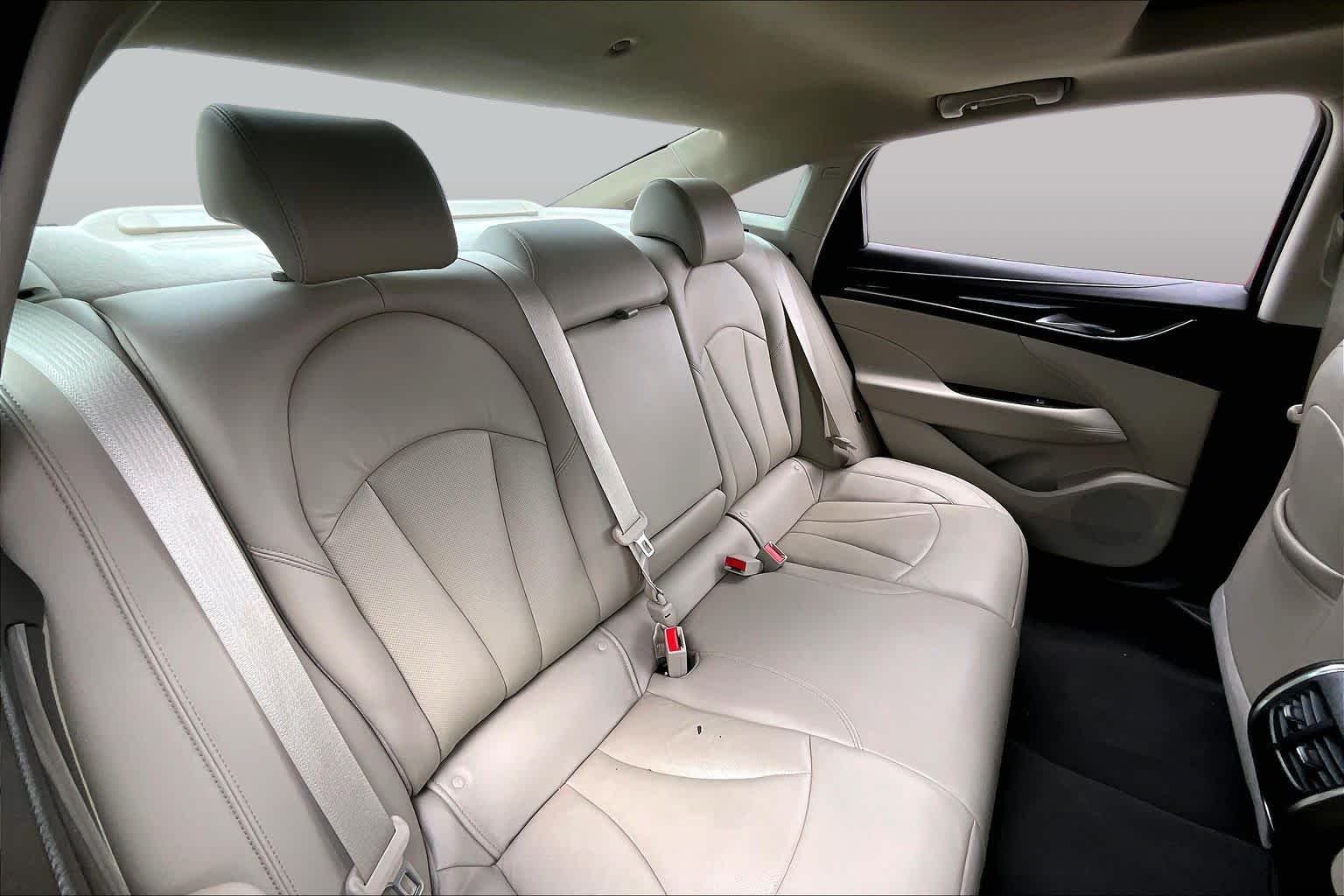 Used 2017  Buick  image 19
