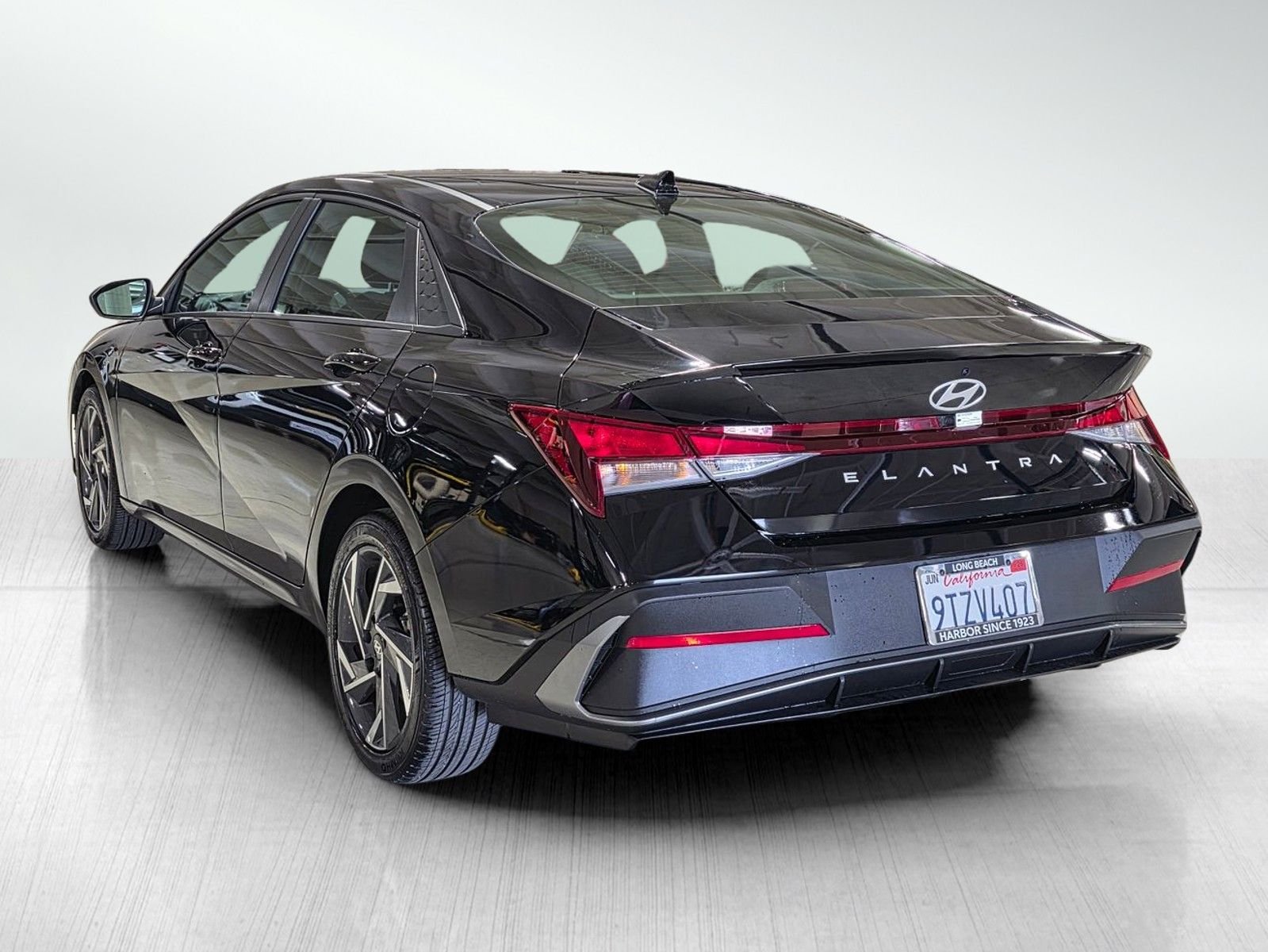 Used 2025 Abyss Black Hyundai SEL Sport image 5