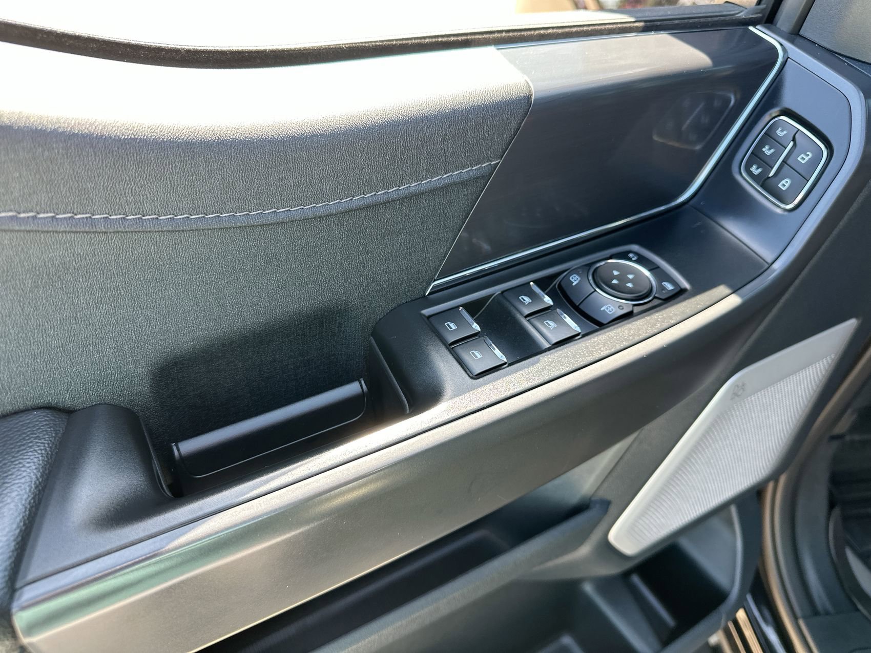 Used 2025 Black Metallic Ford LARIAT image 13