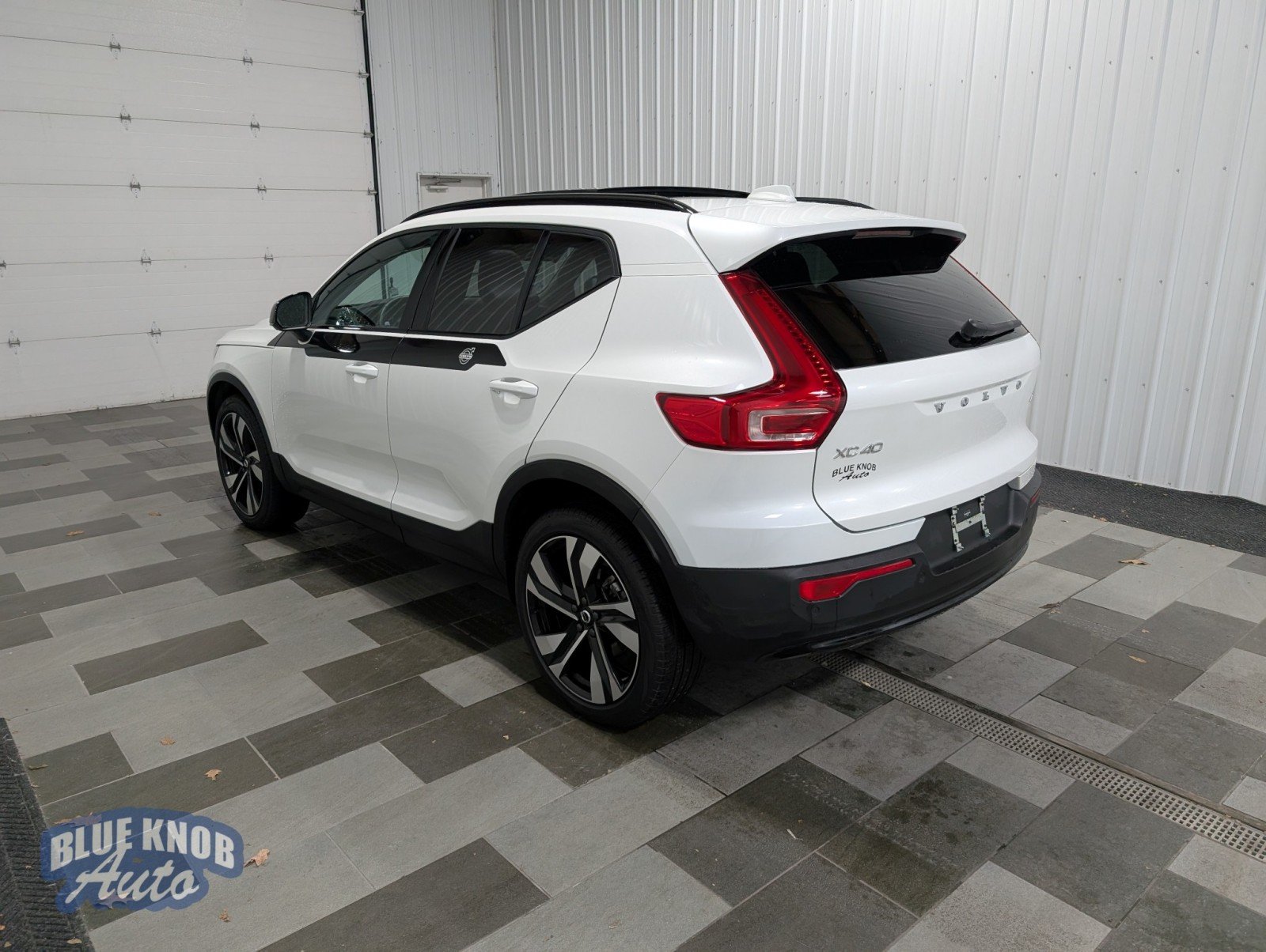 2025 Volvo XC40 Plus photo 2