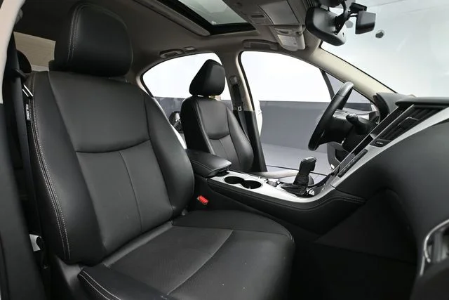 Certified Used 2024 White INFINITI LUXE image 39