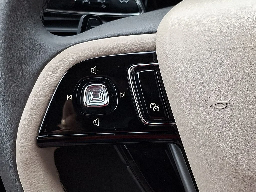 Certified Used 2023 Pearl Metallic Lincoln Standard image 20