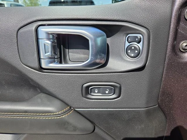 New 2026 Granite Crystal Metallic Clear-Coat Exterior Paint Jeep Sahara image 24