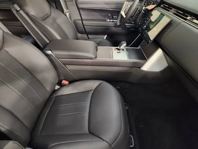New 2026 Fuji White Land Rover SE - P400 SWB image 5