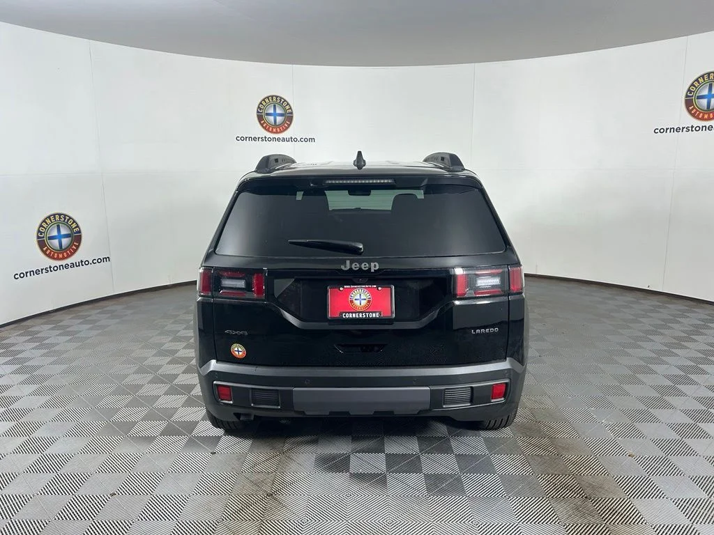 New 2026 Diamond Black Crystal Pearl-Coat Exterior Paint Jeep Laredo image 17
