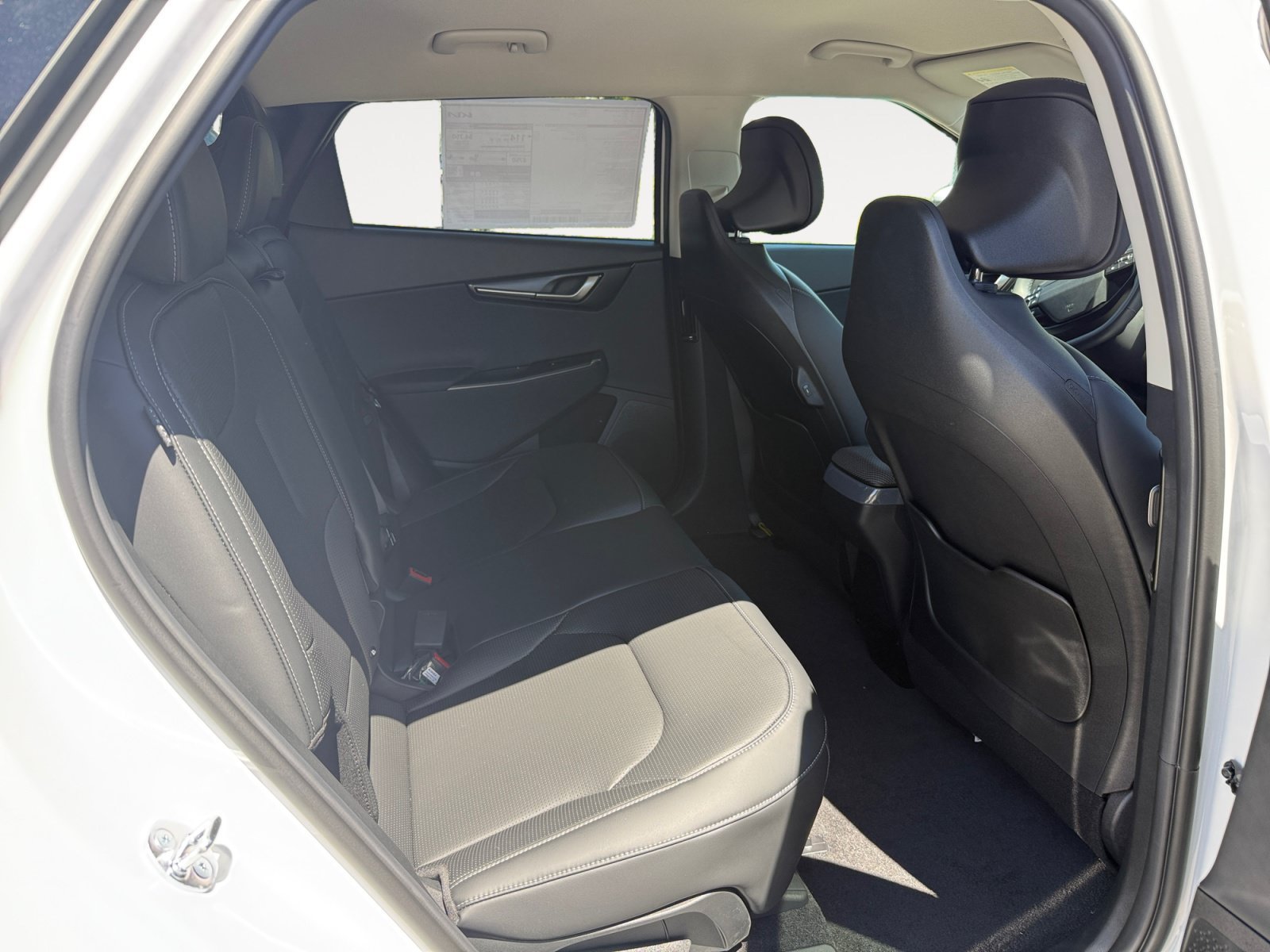 New 2026 Glacial White Pearl Kia WIND image 18