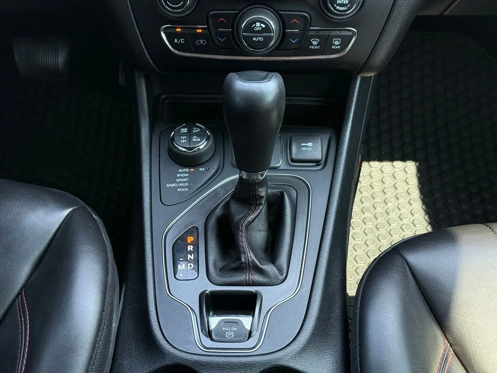 Used 2019 Bright White Clearcoat Jeep Trailhawk image 27