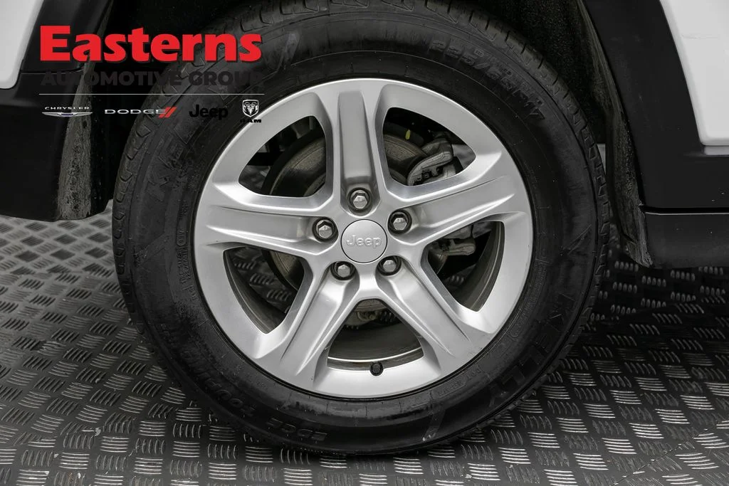 Certified Used 2024 White Jeep Latitude image 29