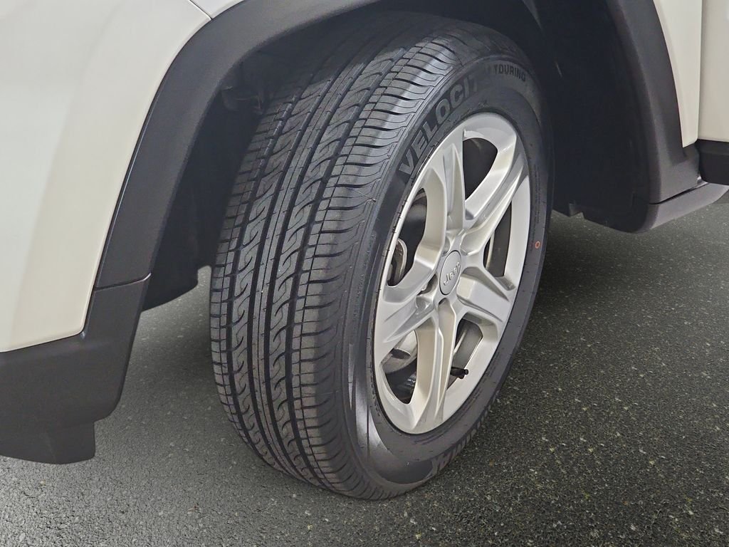 Used 2024 White Jeep Latitude image 33