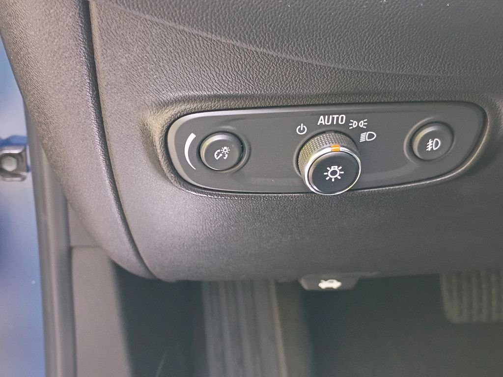 Used 2020 Pacific Blue Metallic Chevrolet Premier image 17