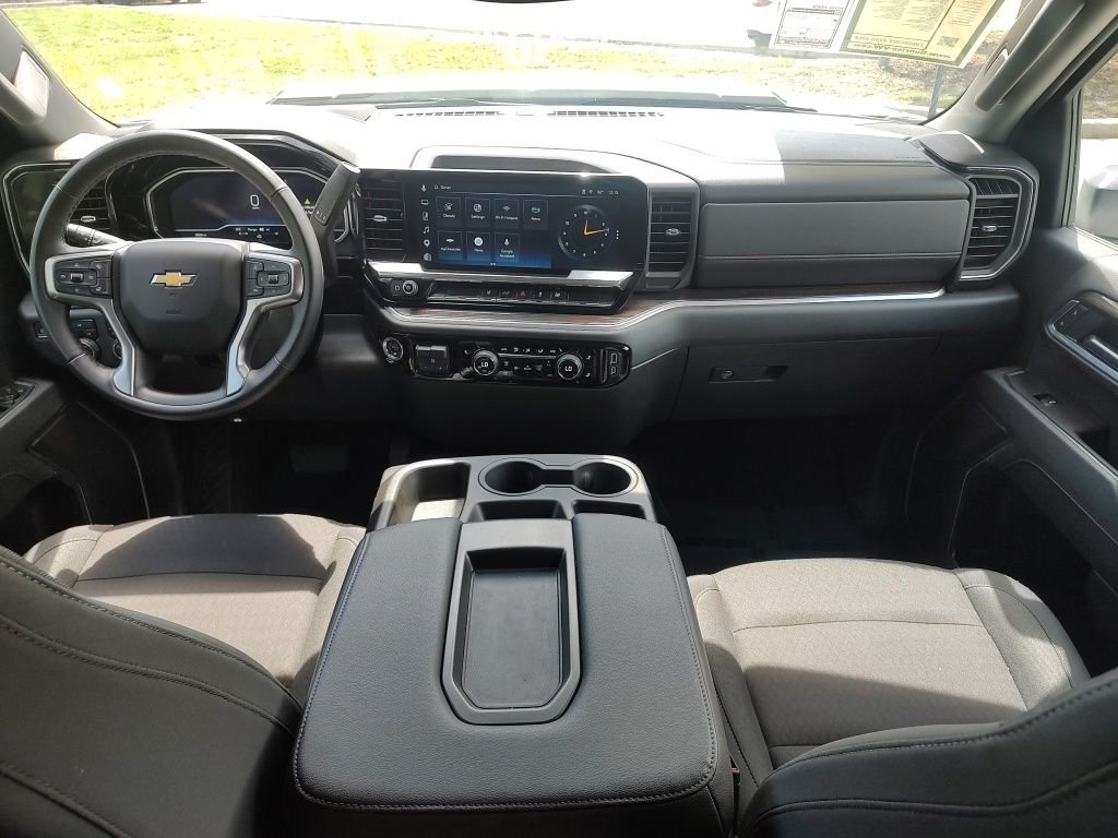 Used 2025 White Chevrolet LT image 10