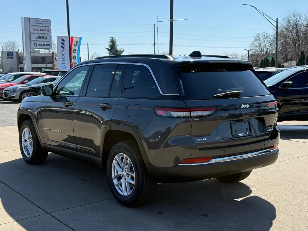 New 2026 Baltic Gray Metallic Clear-Coat Exterior Paint Jeep Laredo image 5