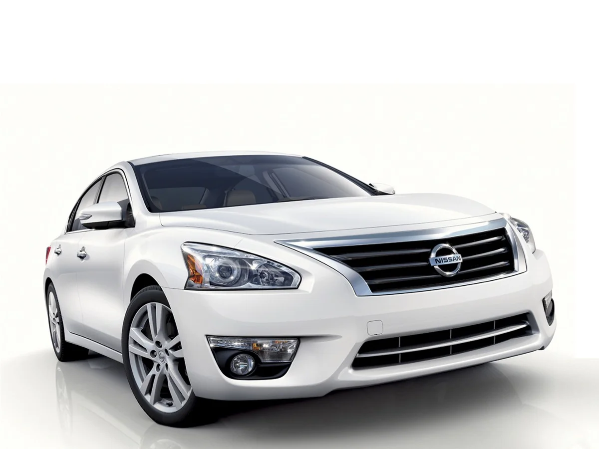 Used 2014 Silver Nissan 2.5 SV image 1