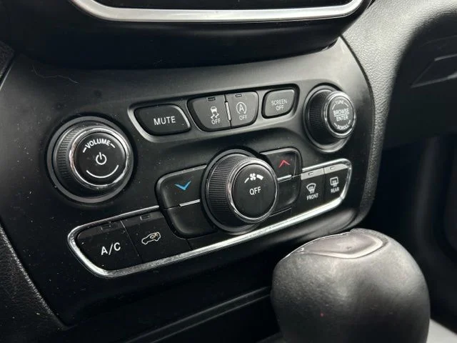 Used 2021 White Jeep Latitude Lux image 44