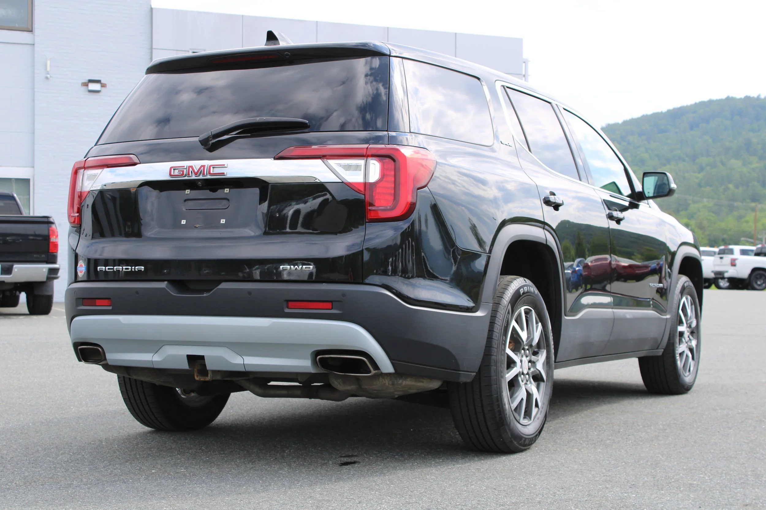 Used 2021 Ebony Twilight Metallic GMC SLE image 9