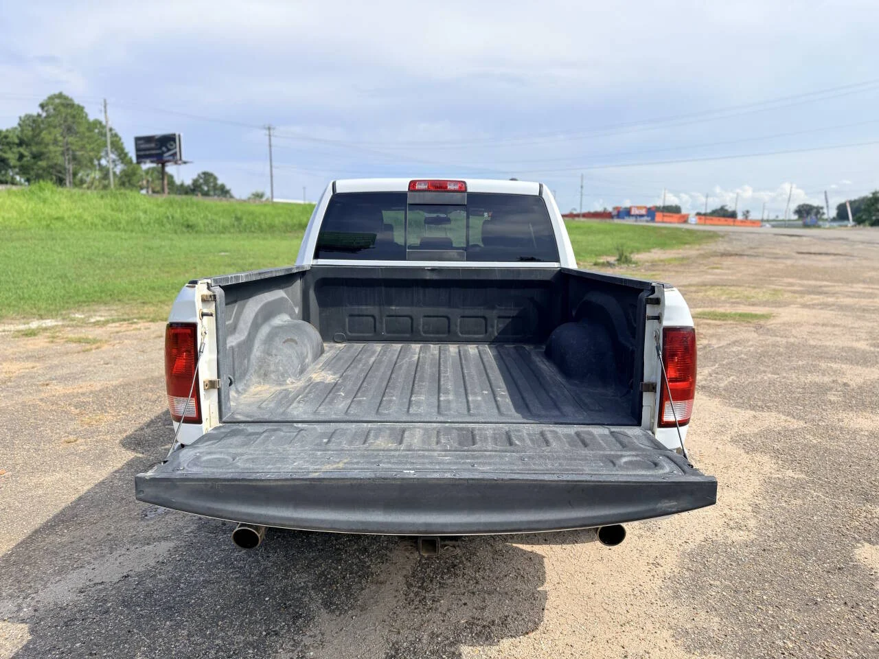 Used 2012 White RAM Sport 4x4 4dr Crew Cab 5.5 ft. SB Pickup image 9