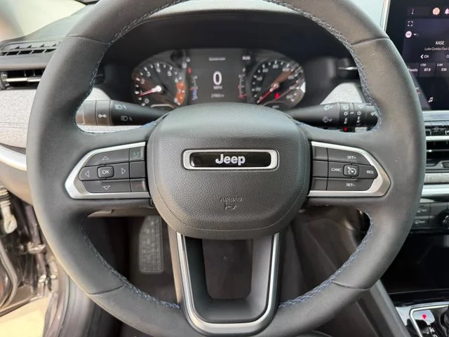 Used 2022 Gray Jeep Latitude image 11