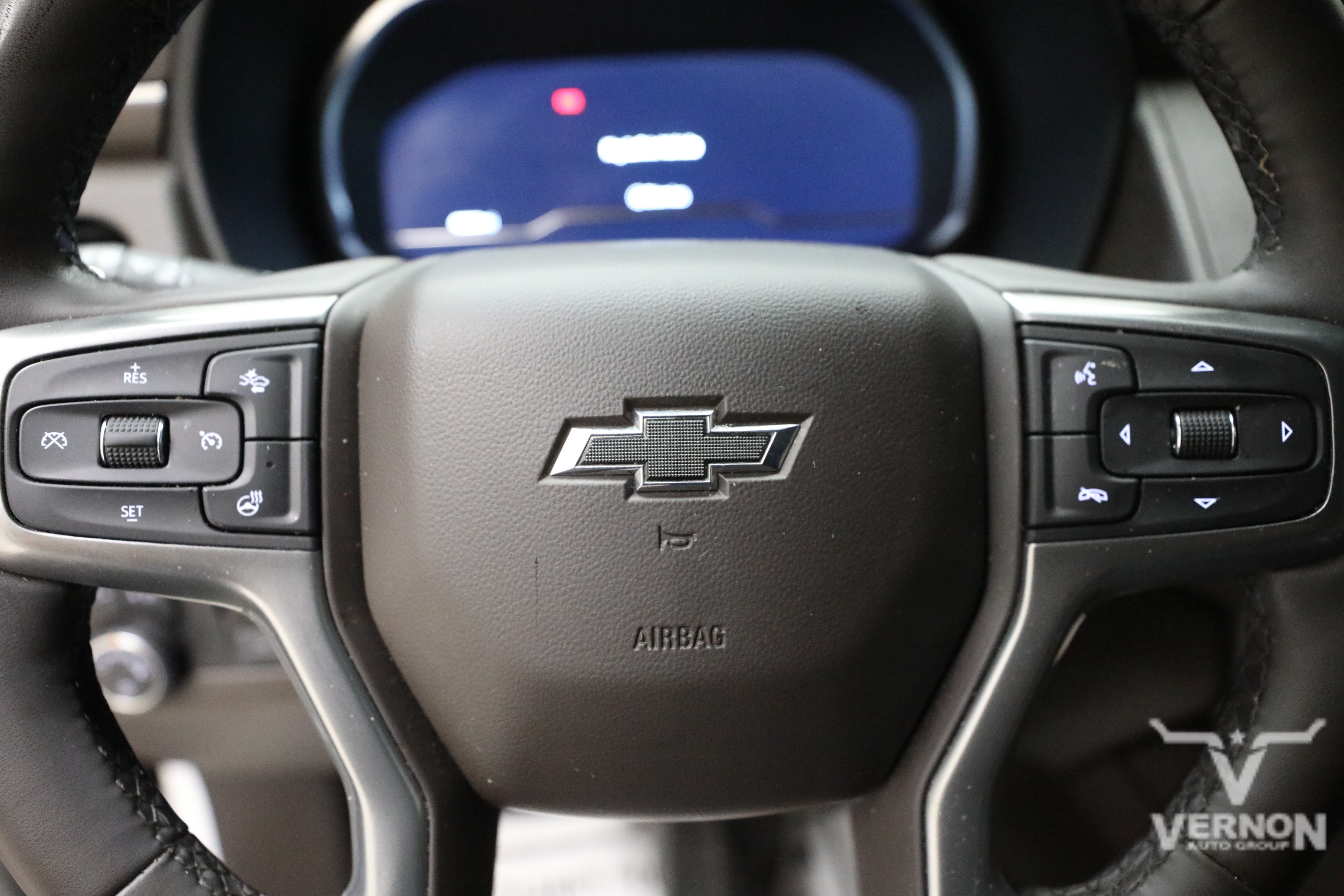 Used 2024 Iridescent Pearl Tricoat Chevrolet Y image 21