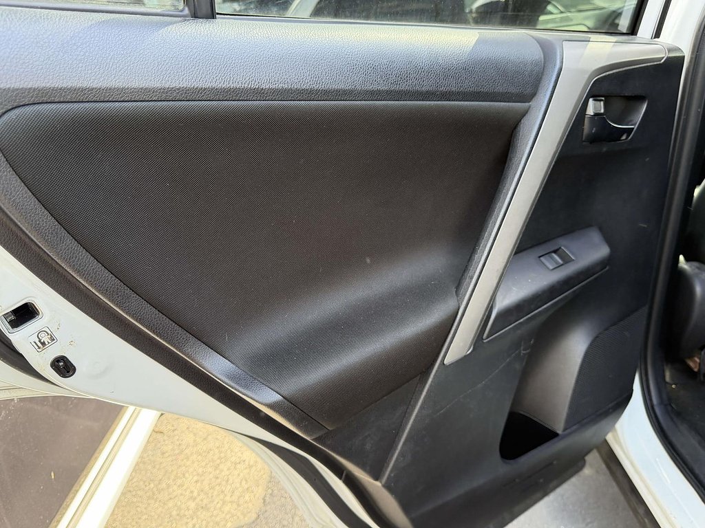 2016 Toyota RAV4 LE - Photo 10